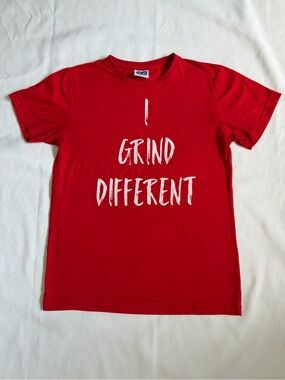 NG Red Graphic Women Tee with White 'I Grind Different' Text sz M. T045